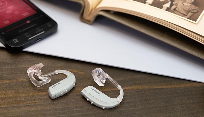 Bluetooth Low Energy で優れたサウンドをストリーミングするリサウンド・キーBTE補聴器
