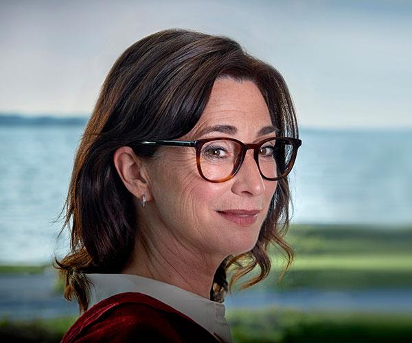 Lady usando aparelhos auditivos ReSound LiNX 3D.