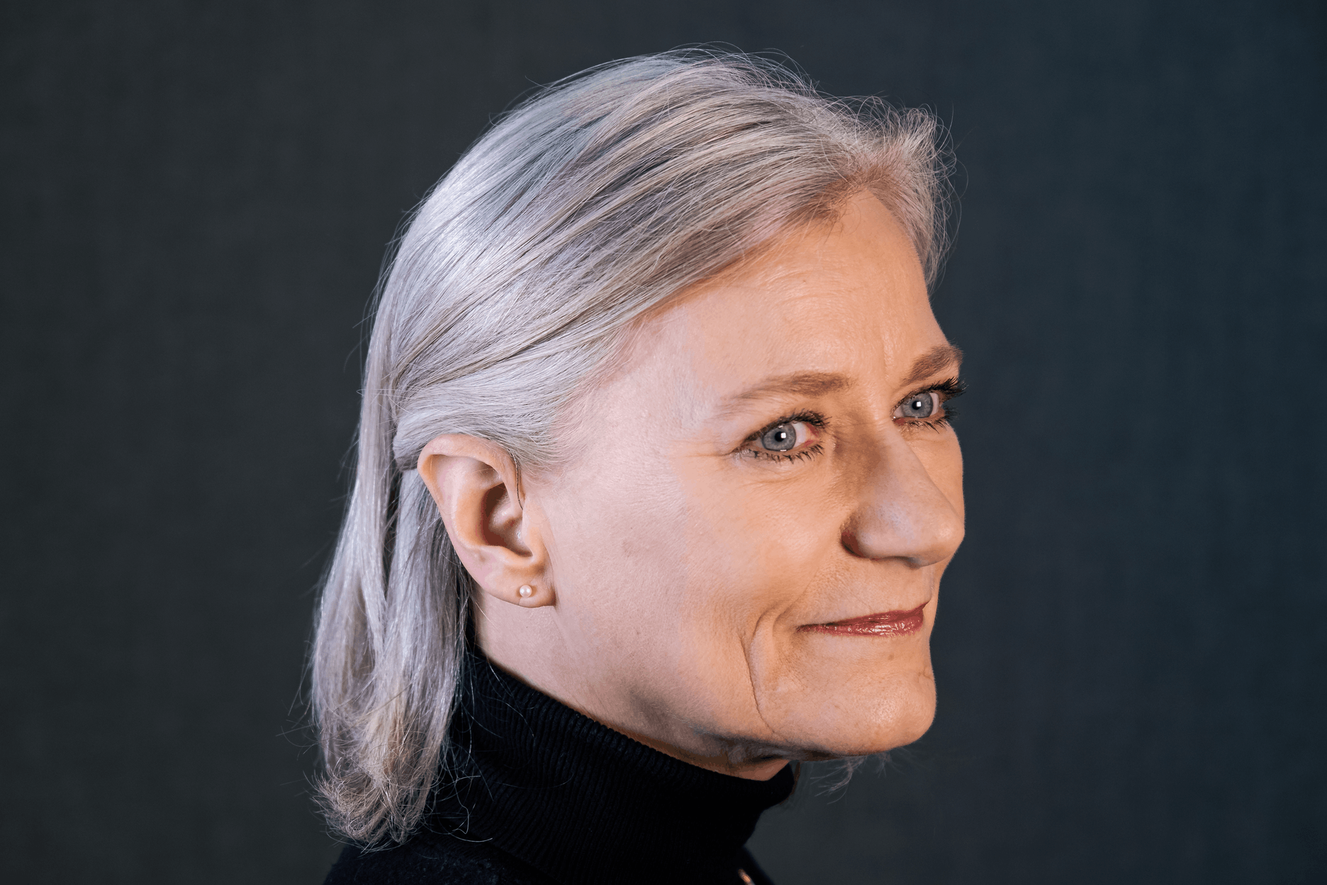 Uomo che indossa degli apparecchi acustici ReSound LiNX² RIE.