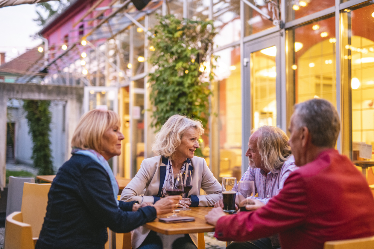 Schwerhöriger Mann in lauter Umgebung: Picknick mit Familie.