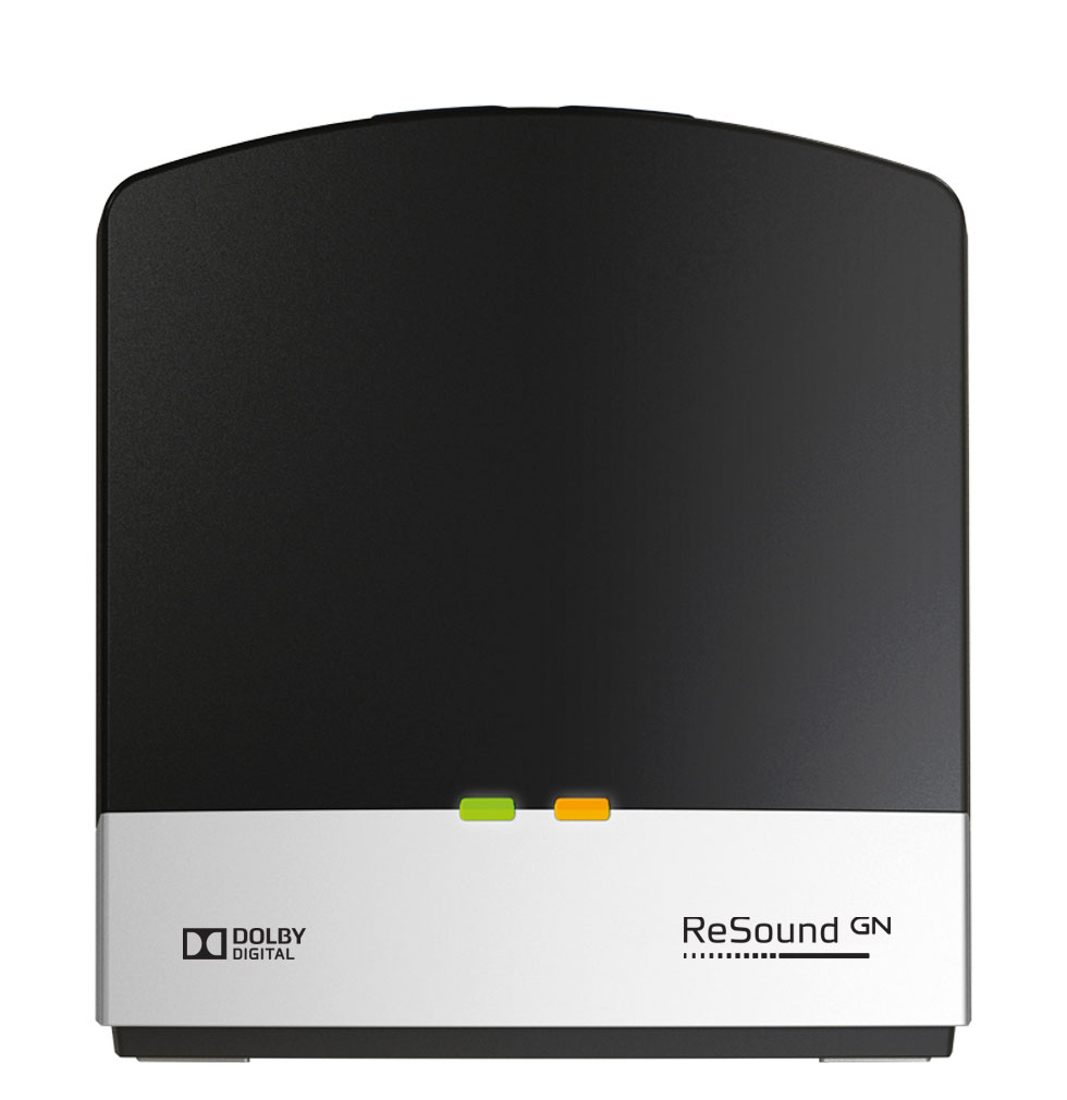 Par som ser TV med hjelp av ReSound TV-streamer høreapparattilbehør. 