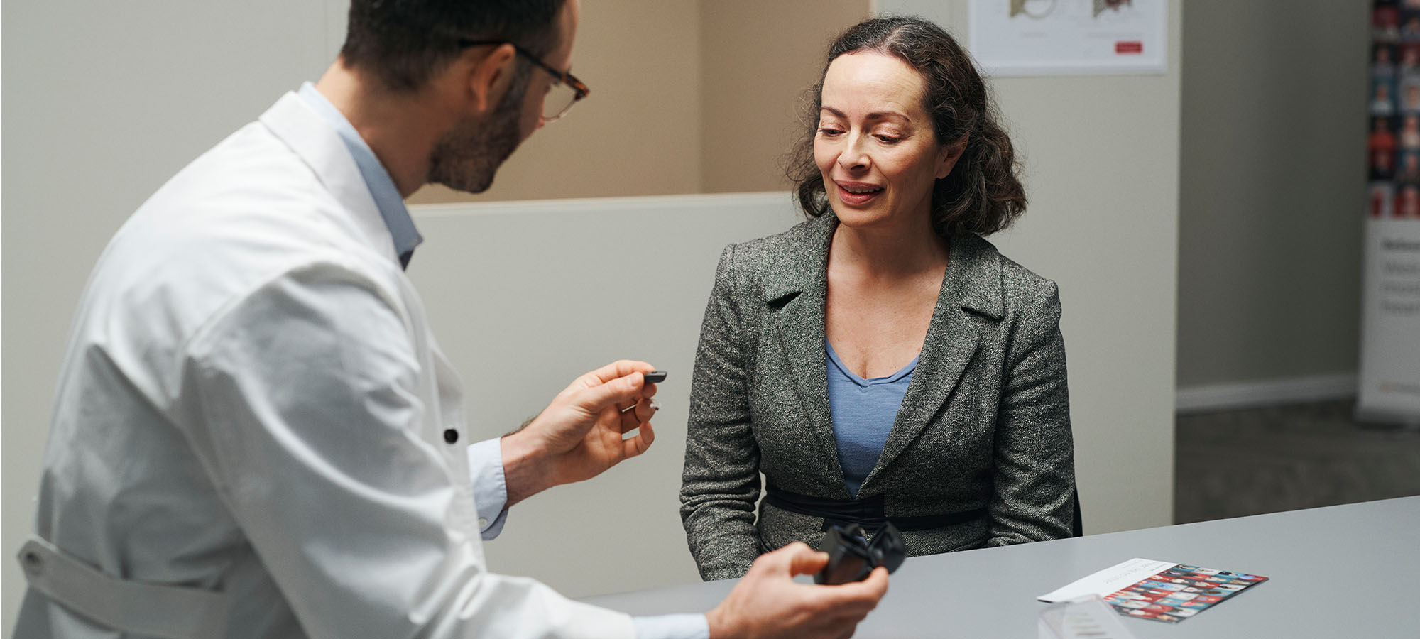 ReSound audionom tillsammans med patient i kliniken.