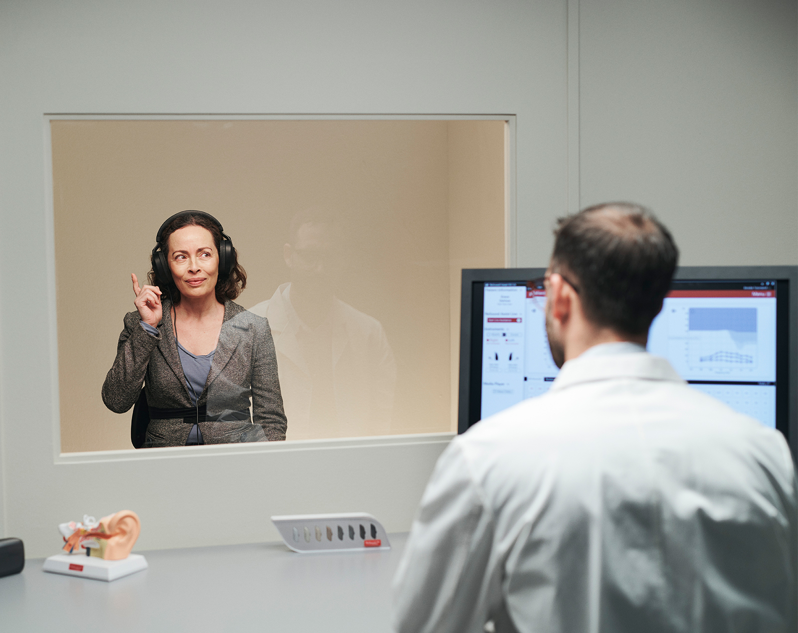 Hörspezialist testet das Hörvermögen eines Patienten.