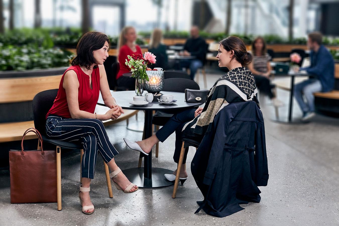 Casal na cozinha | Aparelhos auditivos Resound