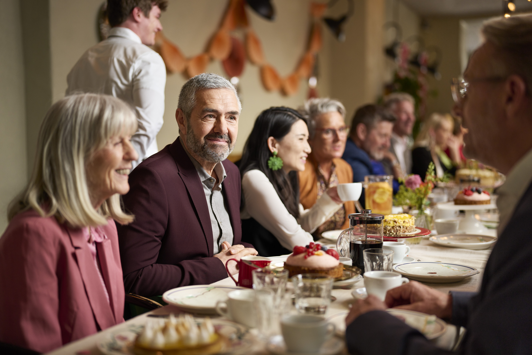 Lächelnde Frau drückt Taste an ihrem ReSound-Hörsystem