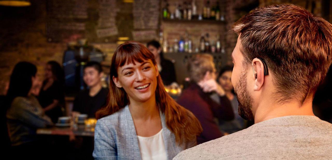 Homem com um par de aparelhos auditivos ENZO² poderosos.