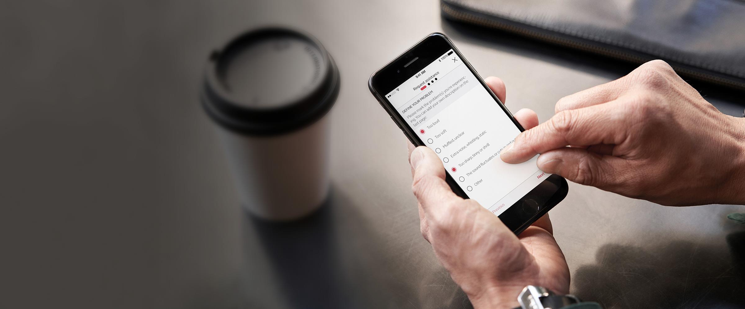 رجال يستخدمون تطبيق ReSound Smart 3D