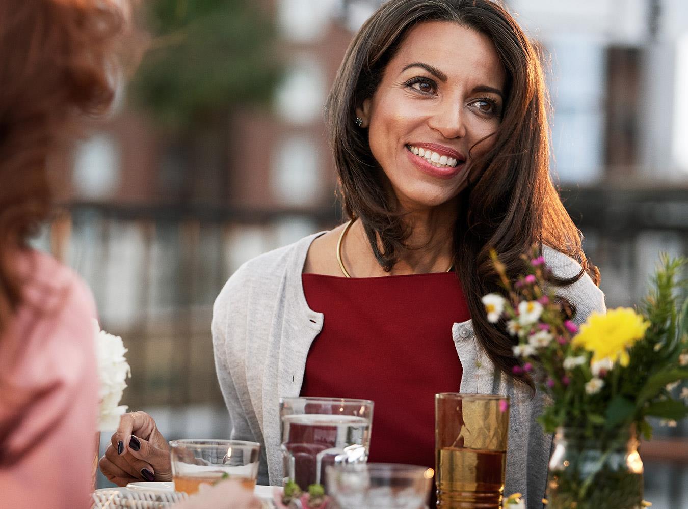 Mamá y niña en el automóvil con ReSound Micro Mic