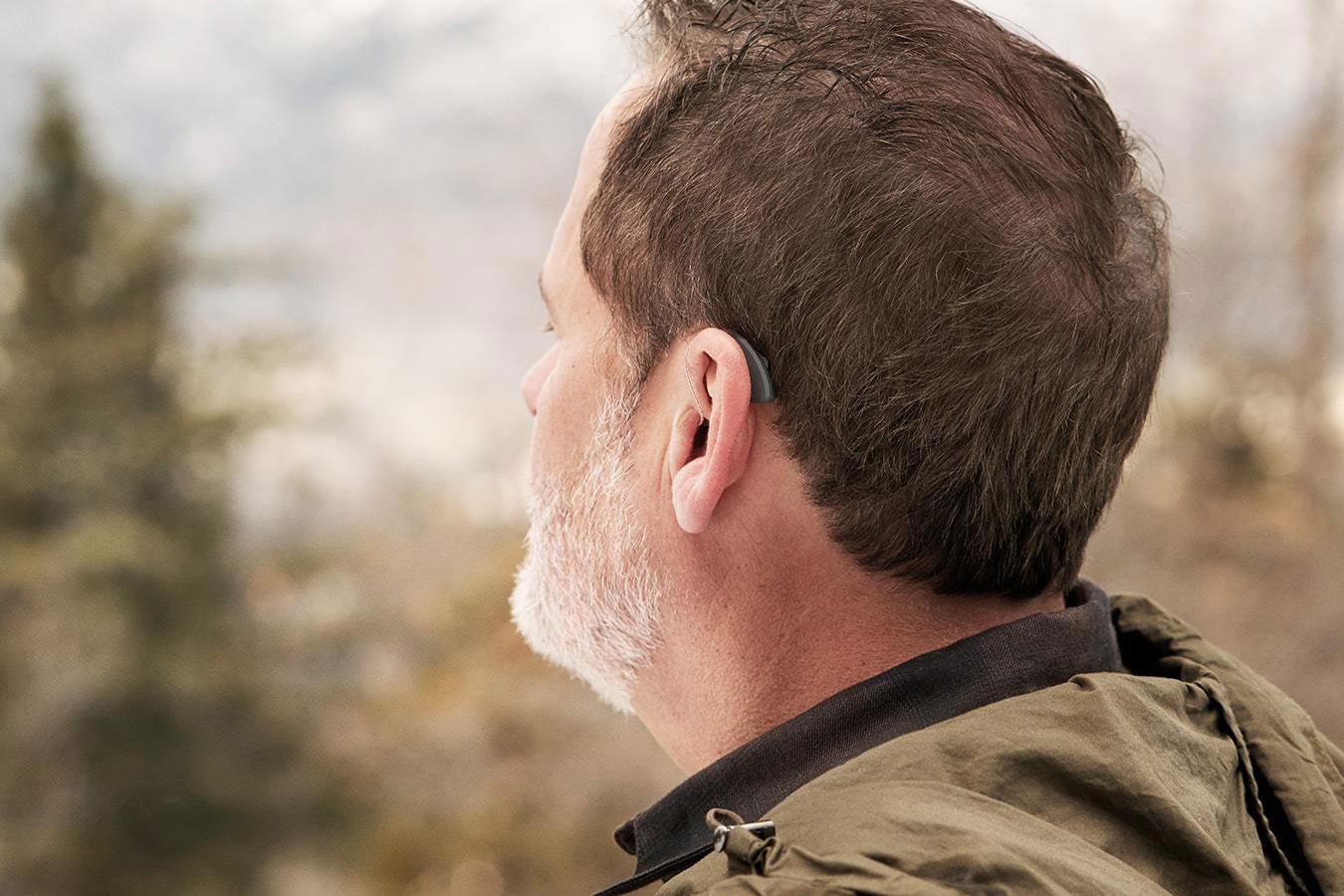 Homem com aparelho auditivo | Aparelhos auditivos Resound