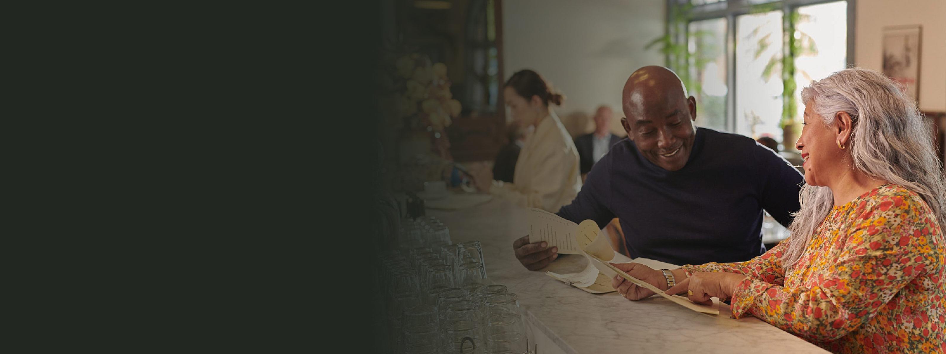 Kvinna och man som pratar på ett café