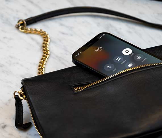 Un iPhone 12 dans un sac connecté à une aide auditive ReSound ONE