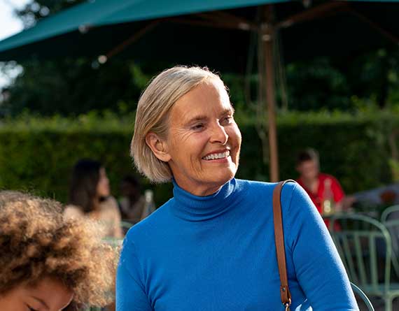 Femme portant des aides auditives personnalisées Resound ONE