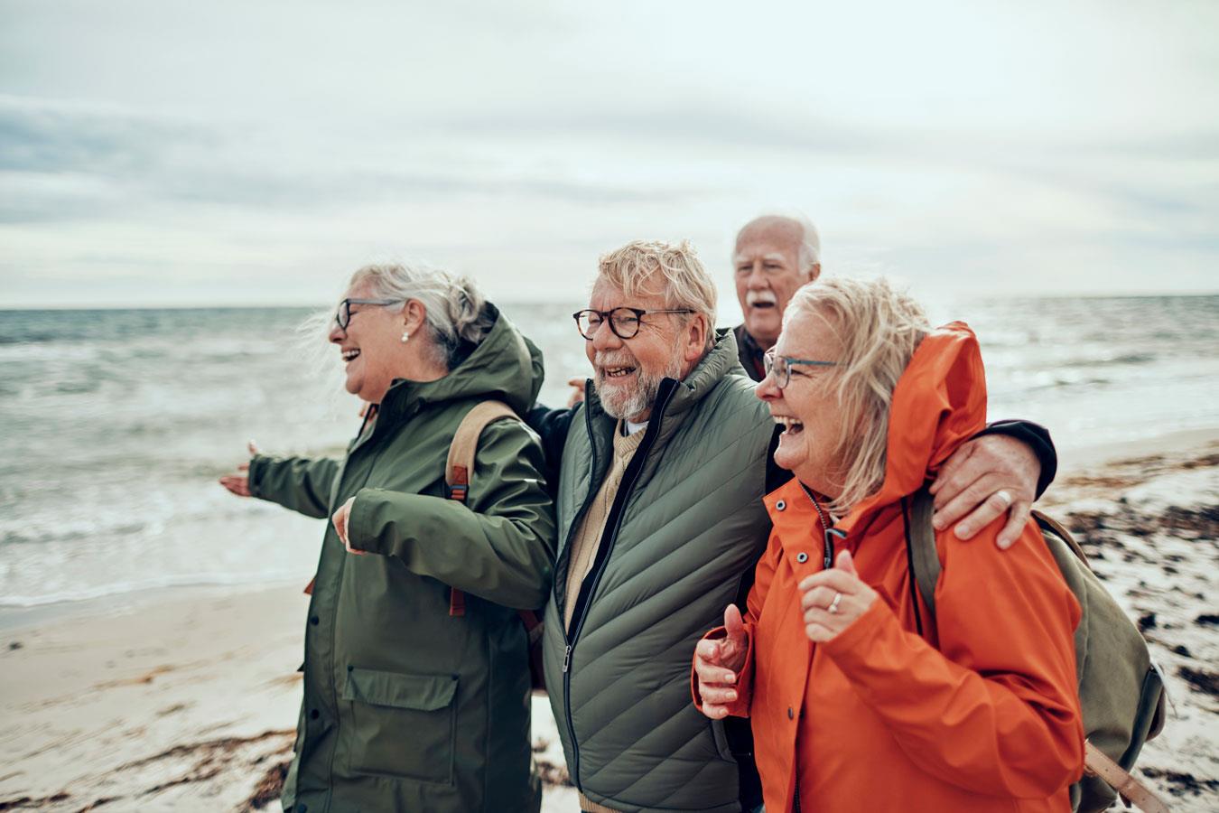 Drie lopende vrouwen bij het strand 