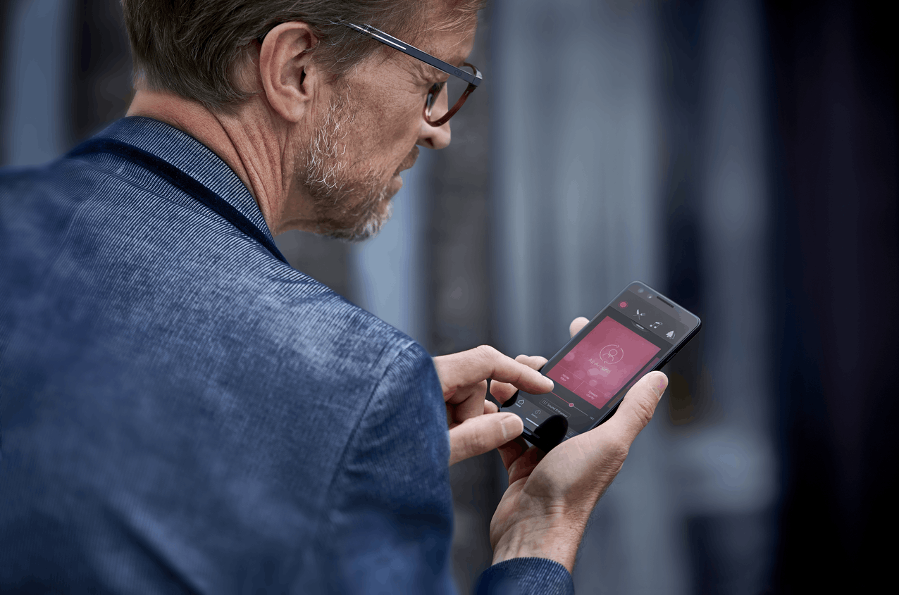 Andoid bluetooth işitme cihazı tutan adam