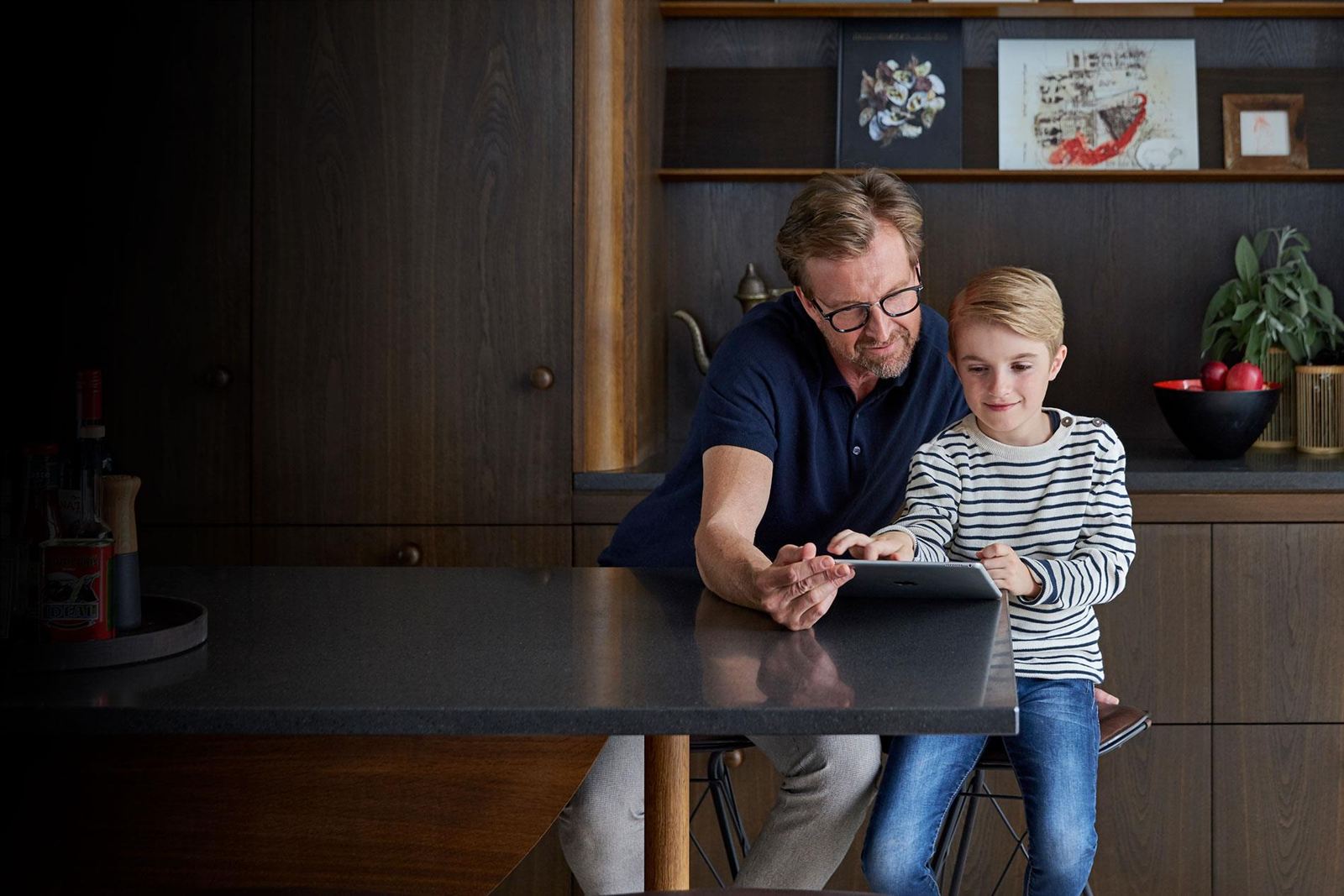 Baba ve oğul iPad izliyor