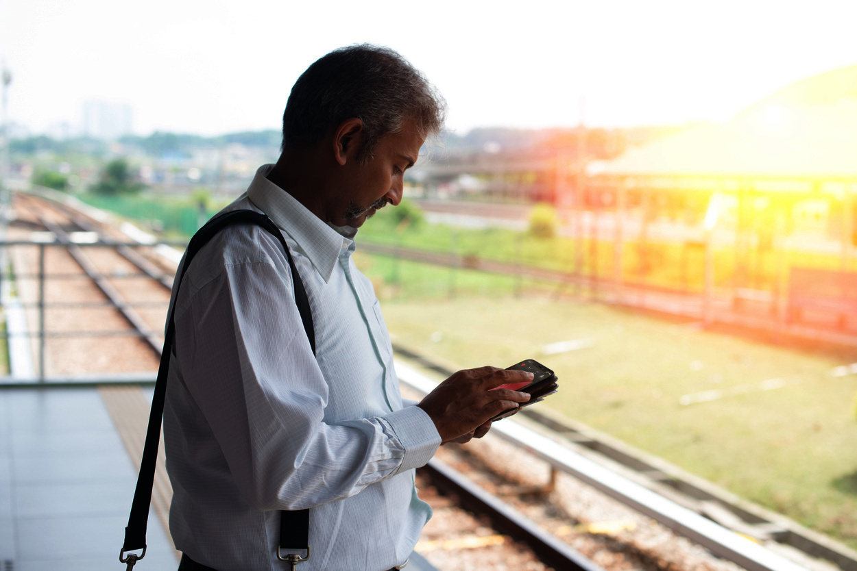 Chef usando aparelhos auditivos ReSound no trabalho.
