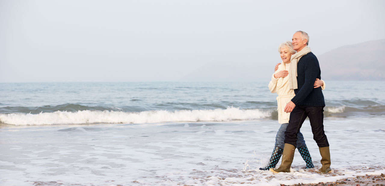 Casais se abraçando.